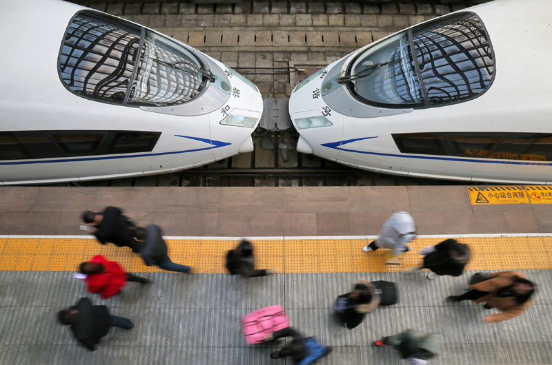 12月27日，旅客在山東煙臺火車站下車出站。