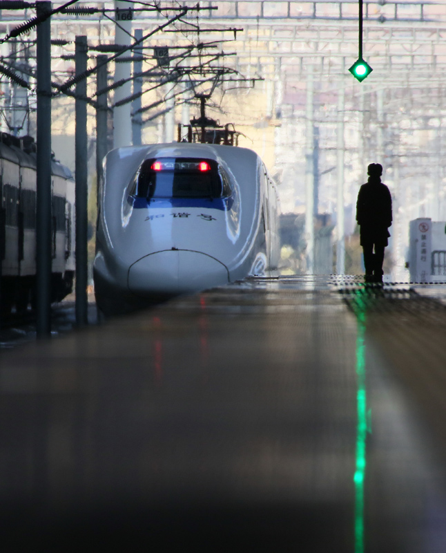 12月27日，一列動(dòng)車組駛出山東煙臺火車站。