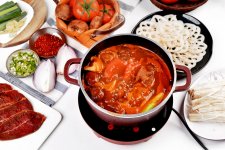業(yè)績(jī)下滑，靠火鍋?zhàn)跃鹊募凹夷茉佟跋恪逼饋韱?？重慶火鍋底料廠家公司